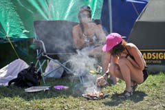 Ein Minigrill tut seinen Dienst am Open Air. (Bild: Reto Martin)