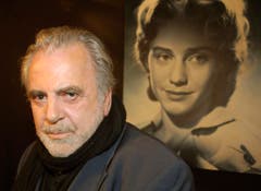 Maximilian Schell posiert im Januar 2007 vor einer Fotografie seiner Schwester Maria in der Ausstellung «Maria Schell» im Filmmuseum in Frankfurt. (Bild: Keystone)