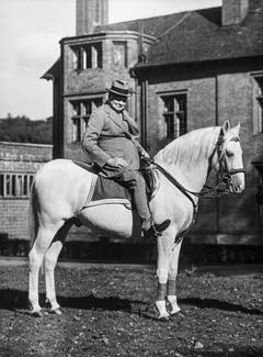 Altersbeschwerden zwingen Winston Churchill, kürzerzutreten. Er gibt sich nach Aussen jedoch nach wie vor rüstig, wie hier anlässlich seines 90. Geburtstages im Jahr 1964 auf seinem Pferd "Slave" (Sklave). (Bild: Keystone)