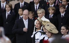 Fürst Albert und Gattin Charlène grüssen die Menge. (Bild: Keystone)
