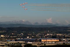 F5-Tiger der Patrouille Suisse zeigen ihre Kuenste am Himmel über dem Festgelände. (Bild: JEAN-CHRISTOPHE BOTT)