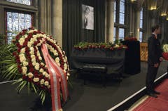 Würdiger Abschied mit einem Flügel, vielen Rosen und Udo Jürgens' Urne im Wiener Rathaus. (Bild: Keystone)