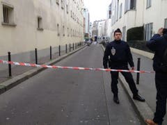 Ein Polizeibeamter nahe des Tatortes. (Bild: Keystone)