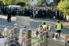 Die meisten St.Galler Fans verweigerten den Gang in den Gästesektor - sie finden den Eintrittspreis von 27 Franken zu hoch. (Bild: Keystone)