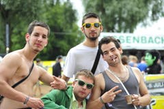 Ganz cool posieren diese vier jungen Herren. (Bild: Mario Testa)