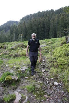 Geschafft: Alle Wegweiser sind montiert. Jetzt nimmt er den Weg in Richtung Tal auf sich. (Bild: Jolanda Riedener)