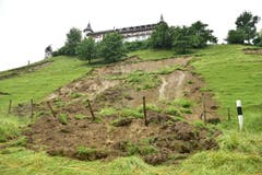 Aufgrund von Hangrutschen in der Gemeinde Kradolf-Schöneberg mussten Strassen gesperrt werden. (Bild: Mario Testa)