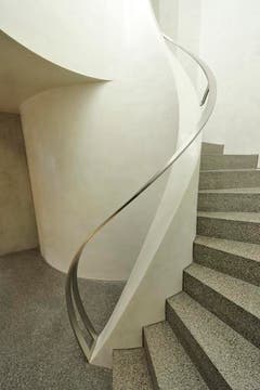 Gewundene Treppe im Bundesverwaltungsgericht. (Bild: Hanspeter Schiess)