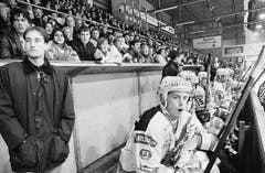 Vollbesetzte Ränge - auf der Spielerbank wie im Sportzentrum. (Bild: Archiv)