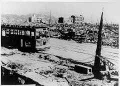 Dieses Bild von der "japanischen Vereinigung der Atombomben-Fotografen" zeigt eine ausgebrannte Strassenbahn rund 300 Meter vom Epizentrum des Einschlags entfernt. (Bild: Keystone)