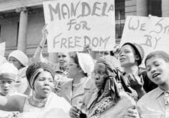 Südafrikanische Frauen fordern die Freilassung von Nelson Mandela, der 1962 wegen illegaler Auslandreisen und Aufruf zum Streik zu drei Jahren Haft verurteilt worden ist. Zwei Jahre später folgt das nächste Urteil: lebenslänglich wegen Sabotage und Planung des bewaffneten Kampfes. (Bild: Keystone)