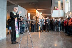 Pater Josef Rosenast bei der Einsegnung des neuen Berggasthauses. (Bild: Urs Bucher)