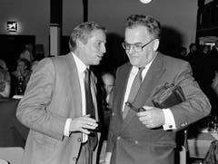 Der SVP-Nationalrat Christoph Blocher trifft im Februar 1990 an einer Veranstaltung den Bundesrat Otto Stich. (Bild: Keystone)