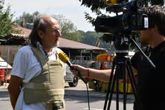 Tierschützer Erwin Kessler gibt medienwirksam mit einer schusssicheren Weste einer regionalen TV-Station ein Interview. (Bild: Manuel Nagel)