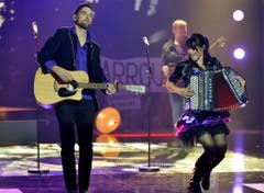Sophie Burande (r.) und Léonard Gogniat aus Delémont gingen alias Carrousel mit «J'avais rendez-vous» an den Start. (Bild: Keystone)