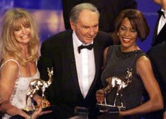 1999 erhält Whitney Houston, hier mit Schauspielerin Goldie Hawn und Entertainer Harld Juhnke, den Bambi in der Katergorie «Pop International». (Bild: Keystone)