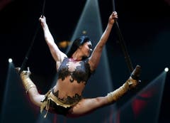In fünf Metern Höhe schwebt Shirley Larible an Gurten über der Manege. (Bild: Keystone)