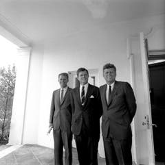 Präsident John F. Kennedy (r) mit seinen Brüdern Robert F. Kennedy (l) und Edward M. Kennedy (M) am 28. August 1963. (Bild: Keystone)