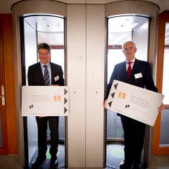 Regierungsrat Willi Haag (l.) und Markus Metz, Präsident des Bundesverwaltungsgerichts, bei der Schlüsselübergabe. (Bild: Keystone)