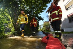 Feuerwehrleute haben eine Wassersperre errichtet. Der Rohrbruch ereignete sich oben links im Bild. (Bild: Manuel Nagel)
