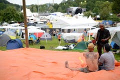 Innerhalb weniger Stunden ist ein grosser Teil der grünen Wiese mit Zelten vollgestellt. (Bild: Luca Linder)