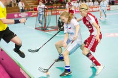 Mirca Anderegg (r.) im Kampf um den Ball gegen die Russin Yulia Wiktorova. (Bild: Keystone)