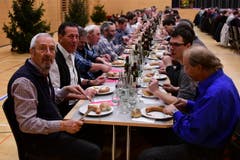 Die Mehrzweckhalle Weitsicht ist gut gefüllt mit 340 anwesenden Männern. Gegessen werden traditionellerweise Salzisse. Frauen sind beim traditionellen Bürgertrunk am Hilarius nicht willkommen. (Bild: Werner Lenzin)