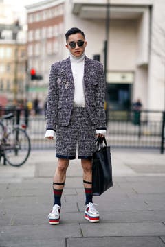 LMännerbeine sind zum Zeigen da. Aber nur mit Sockenhaltern und Plateau-Sneakers. (Bild: Edward Berthelot/Getty)