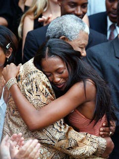 Supermodel Naomi Campbell weint an der Schulter von Nelson Mandela (1998). (Bild: Keystone)