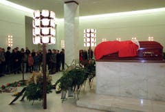 Fans des am vergangenen Freitag verungl ckten Musikers Falco nahmen am Samstag vormittag, 14. Februar 1998, in der Aufbahrungshalle des Wiener Zentralfriedhofes Abschied von ihrem Idol. (KEYSTONE/EPA/APA/Roland Schlager) (Bild: Keystone)