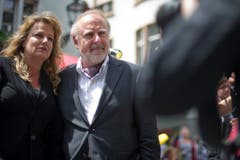 Der Liedermacher Peter Reber (rechts) mit Gattin Livia erweisen Kurt Felix die letzte Ehre. (Bild: Benjamin Manser)