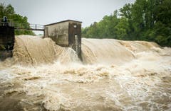 Hochwasser auf der Thur: Die Fluten toben beim Wehr in Weinfelden. (Bild: Reto Martin)