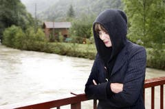 Betroffen vom Hochwasser: die Bundesrätin im Sommer 2007 in Riedes bei Delémont. (Bild: Keystone)