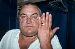 Stolz zeigt Mathias Gnädinger 1996 den Hans Reinhart-Ring, der seit 1957 von der Schweizer Gesellschaft für Theaterkultur SGTK für herausragende Verdienste um das Theater vergeben wird. (Bild: Keystone)