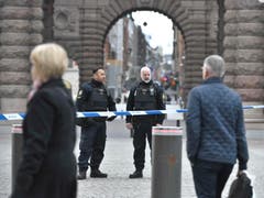 At least three killed after truck crashes into department store in central Stockholm (Bild: Keystone)