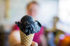 Eine schwarze Glace wird in Deutschland produziert: Sie besteht aus Vanille, Schokolade, Milch und Zucker. Pflanzliches Karbon gibt dem Eis die dunkle Farbe. Genannt wird es Grubengold. (Bild: Keystone)