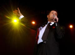 Restlos ausverkauftes Hallenstadion: Udo Jürgens in Aktion am Mittwoch, 3. Oktober 2003, vor 12'000 Zuschauern. (Bild: Keystone)