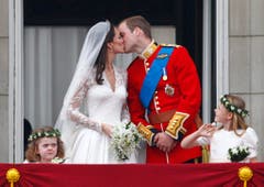Der Prinz und seine Prinzessin. Mehr gibt es da eigentlich nicht zu sagen. Am 29. April 2011 küsste Prinz William von England seine frisch angetraute Catherine auf dem Balkon des Buckingham Palasts. (Bild: Keystone)