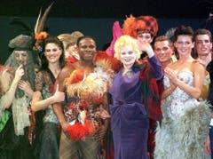 Der britische Boxstar Chris Eubank (Mitte) posiert neben Vivienne Westwood im Januar 1999 nach der Präsentation der Kollektion. (Bild: Keystone)