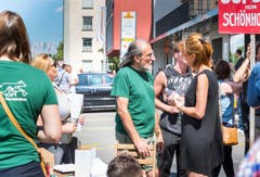 Demonstration am Bahnhof gegen den Tierquäler aus Hefenhofen: Erwin Kessler, Präsident des VGT (Mitte, grünes Shirt, graue Haare). (Bild: Andrea Stalder)