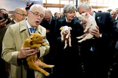 Obligater Fototermin mit den Olma-Säuli: Ständeratspräsident Hans Altherr (l.) und Nationalratspräsident Hansjörg Walter mit Landesstatthalterin Marianne Dürst Benedetti aus dem Kanton Glarus. (Bild: Urs Bucher)