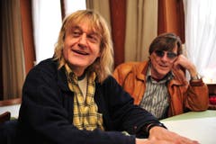 Ein gemütliches Gläschen Wein in der Alpenrose in Saxeten: Songschreiber und Pianist Hanery Amman, links, und Polo Hofer erinnern sich an ihr "Trainingslager" von anno 1975 hier oben. (Bild: Bruno Petroni)