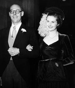 Schwer verliebt: Am 13. Dezember 1951 heiratet Margaret Roberts in London Denis Thatcher. Der wohlhabende Kaufmann ermöglicht seiner Braut, die bereits einen Abschluss in Chemie hat, ein weiteres Studium: Rechtswissenschaften. (Bild: Keystone)