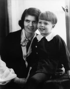 Karlheinz Böhm zusammen mit seiner Mutter, der Münchner Sopranistin Thea Linhard. Böhm war Einzelkind und wurde musisch von seinen Eltern stark gefördert. (Bild: Keystone)