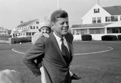 Aufnahme vom 9. November 1960: Caroline Kennedy wird von ihrem Vater getragen. (Bild: Keystone)