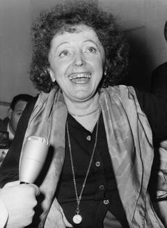Madame singt wieder: Ende Januar 1962 begab sich Edith Piaf erstmals nach einer längeren Erkrankung wieder ins Aufnahmestudio nahe von Paris. (Bild: Keystone)