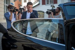 Jan Ullrich verlässt nach der Urteilsverkündigung das Weinfelder Rathaus. (Bild: Benjamin Manser)