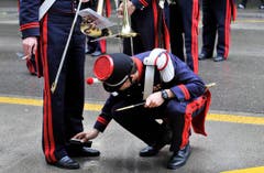 Wer ein echter Musiker ist, putzt einem Kollegen vor einem Auftritt auch schon mal die Schuhe. (Bild: Keystone)