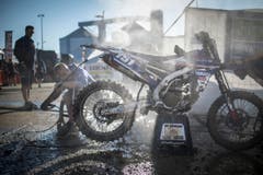 A man cleans a bike during the Motocross MXGP Grand Prix on Sunday, August 7, 2016, in Frauenfeld, Switzerland. (KEYSTONE/Benjamin Manser) (Bild: Keystone)