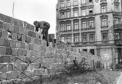 Ein Ostberliner Polizist arbeitet am 9. Oktober 1961 an der Berliner Mauer. (Bild: Keystone)